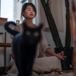 La proprietaria della stanza della meditazione durante una sessione