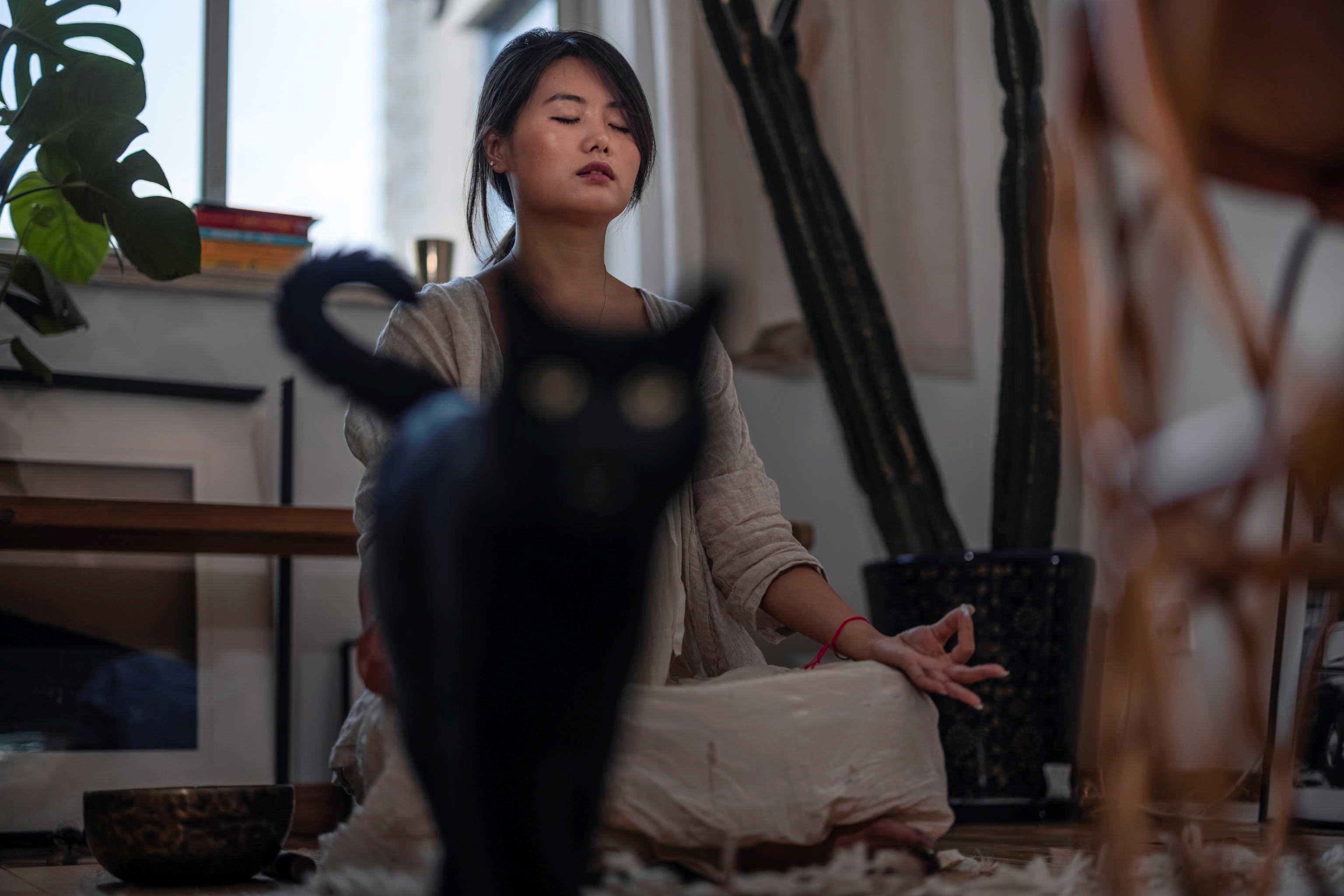 La proprietaria della stanza della meditazione durante una sessione