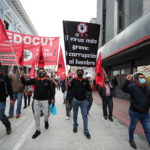 I contestatori camminano con striscioni: "Il virus più grande è la corruzione" I contestatori camminano con striscioni: "Il virus più grande è la corruzione"