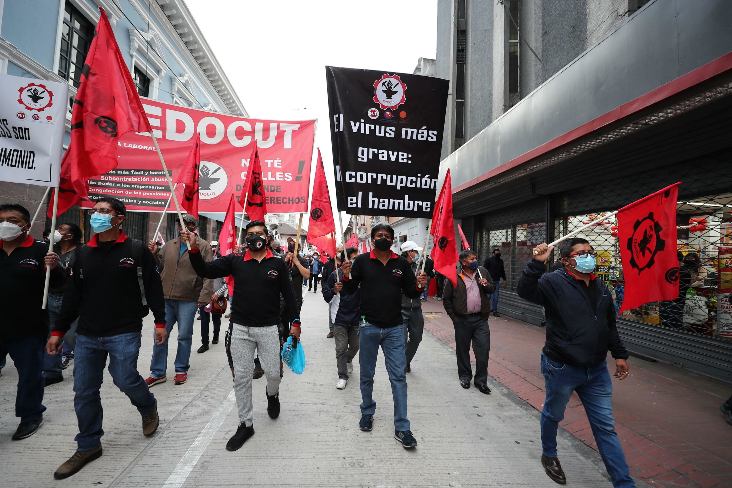 I contestatori camminano con striscioni: "Il virus più grande è la corruzione" I contestatori camminano con striscioni: "Il virus più grande è la corruzione"