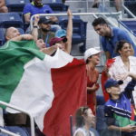 Tifosi italiani presenti a New York che esultano per la vittoria di Berrettini contro il tedesco Otte Tifosi italiani presenti a New York che esultano per la vittoria di Berrettini contro il tedesco Otte