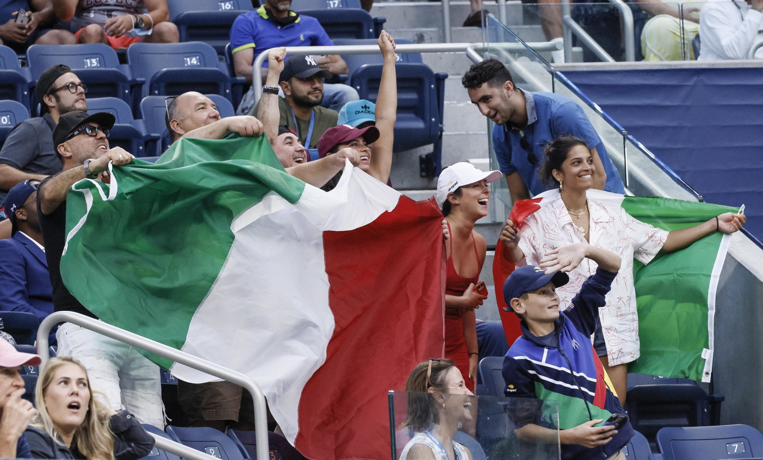 Tifosi italiani presenti a New York che esultano per la vittoria di Berrettini contro il tedesco Otte
