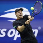 Lo statunitense Jenson Brooksby risponde di rovescio a Novak Djokovic nell'altro ottavo di finale andato in onda stanotte Lo statunitense Jenson Brooksby risponde di rovescio a Novak Djokovic nell'altro ottavo di finale andato in onda stanotte