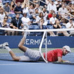 Il tedesco Oscar Otte cade a rete dopo uno scambio con Berrettini Il tedesco Oscar Otte cade a rete dopo uno scambio con Berrettini