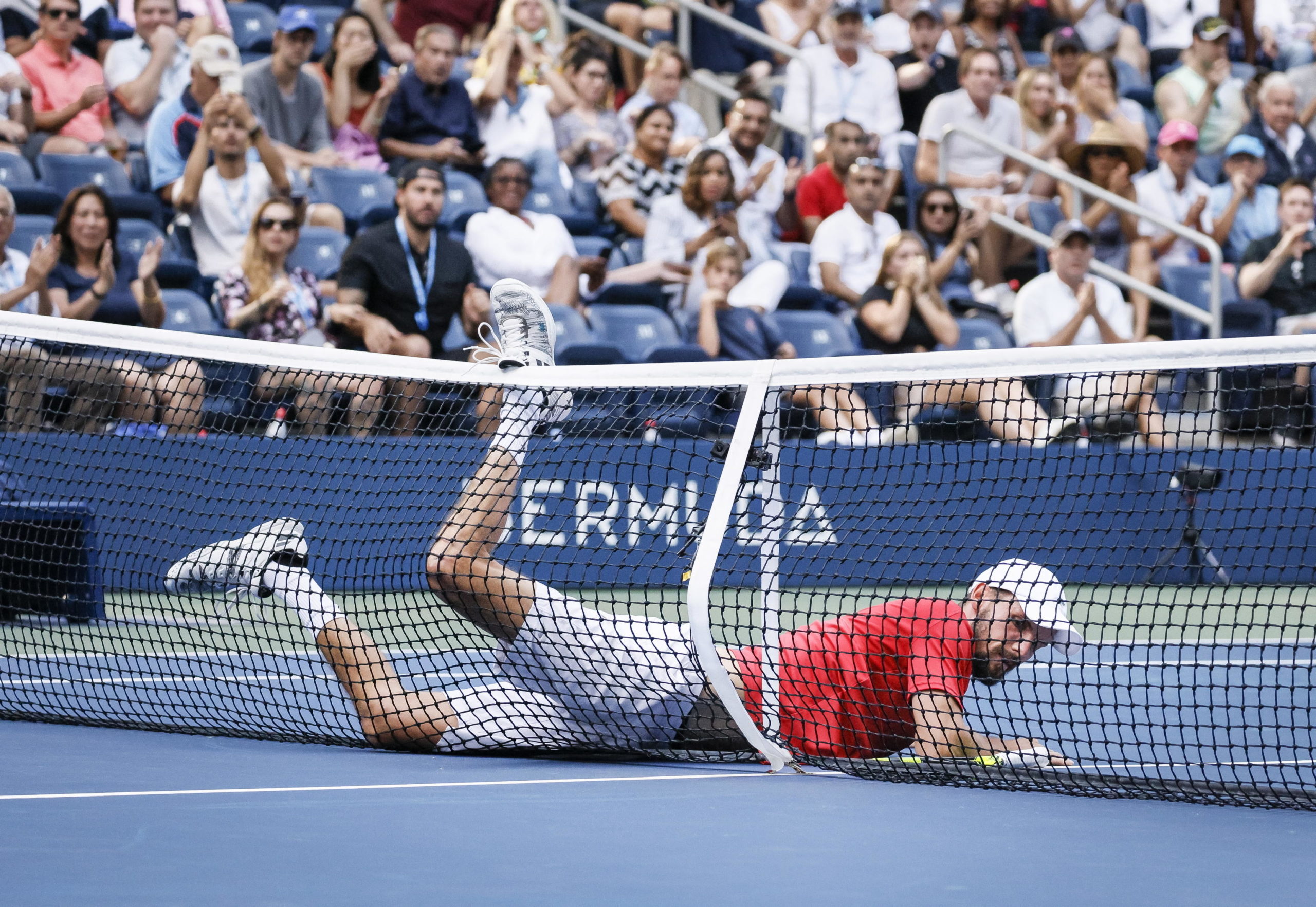 Il tedesco Oscar Otte cade a rete dopo uno scambio con Berrettini Il tedesco Oscar Otte cade a rete dopo uno scambio con Berrettini