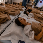 Gruppo di clienti mentre dormono nella stanza della meditazione di Shanghai