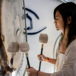 Una donna suona uno strumento simile a un gong