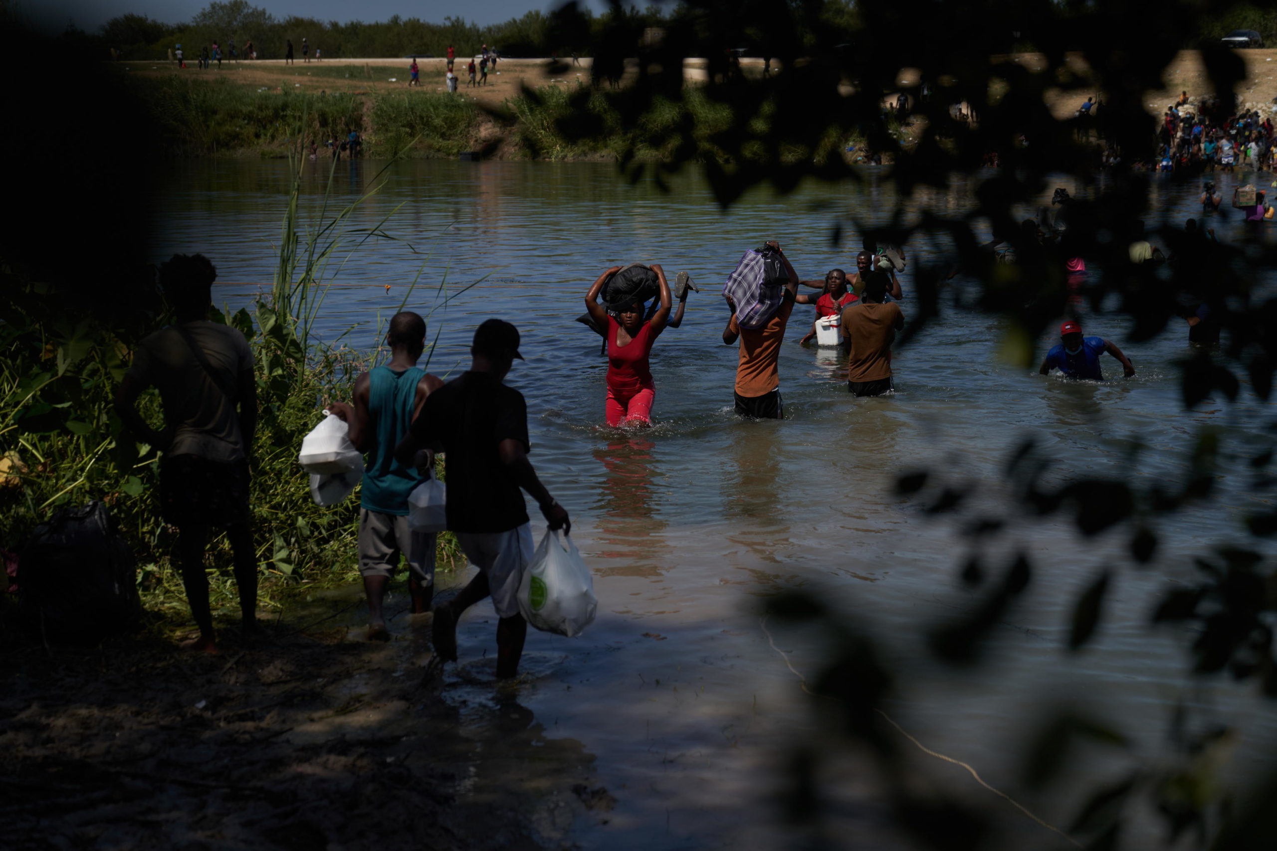 Donne e uomini cercano di preservare i loro beni dalle acque Donne e uomini cercano di preservare i loro beni dalle acque