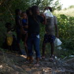 Alcuni migranti arrivano sulla sponda opposta Alcuni migranti arrivano sulla sponda opposta