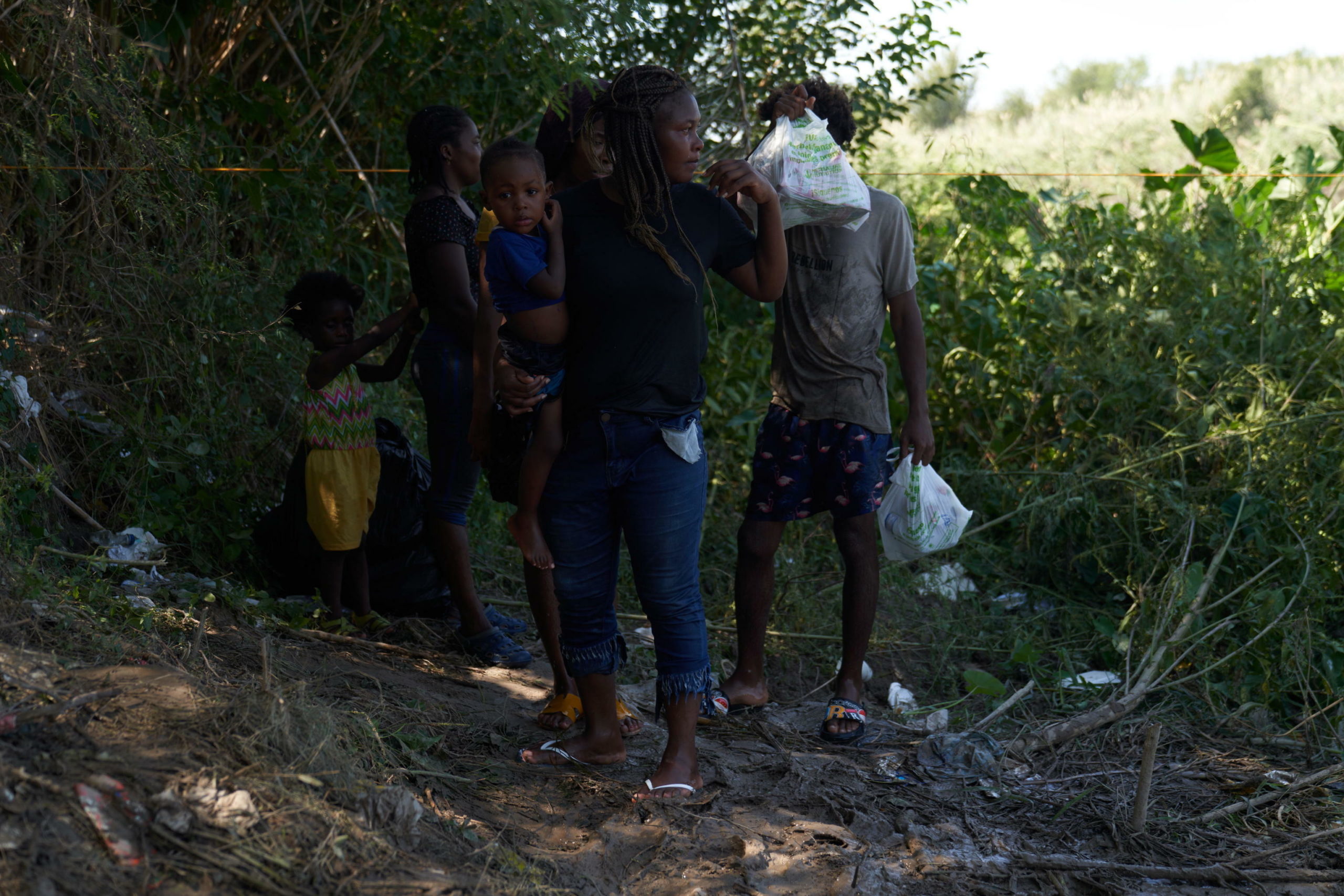 Alcuni migranti arrivano sulla sponda opposta Alcuni migranti arrivano sulla sponda opposta