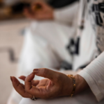 Una donna medita nel tentativo di trovare la giusta concentrazione