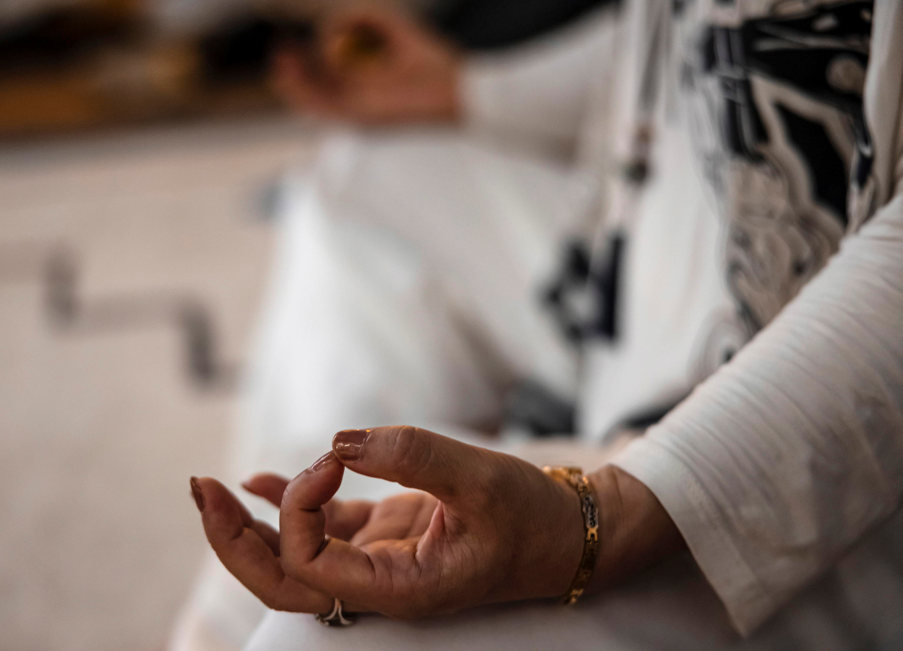 Una donna medita nel tentativo di trovare la giusta concentrazione