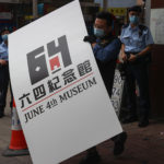La polizia porta via il logo del museo