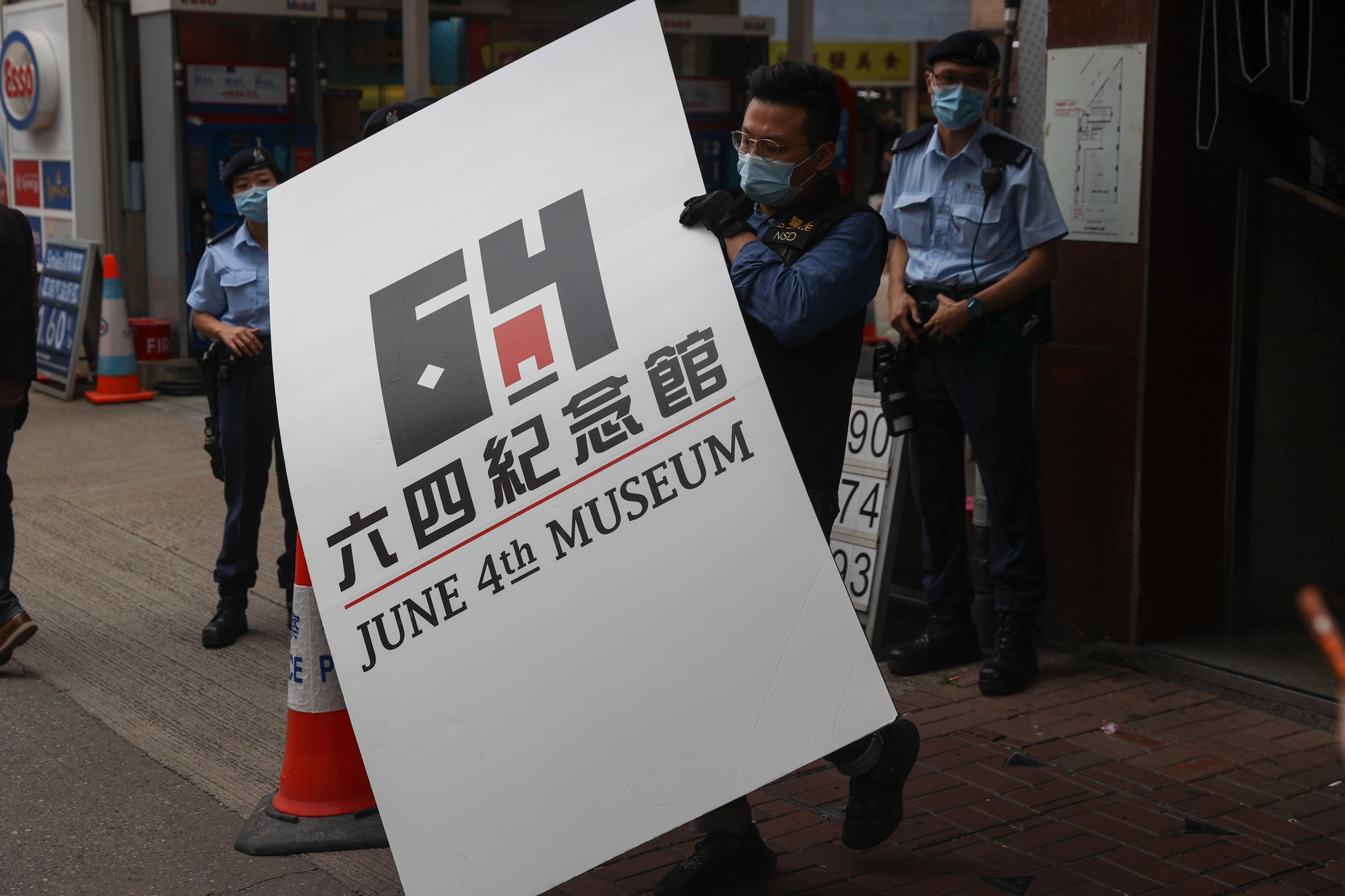 La polizia porta via il logo del museo
