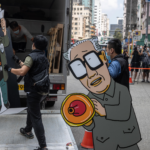 La polizia porta via dalla strutture le foto che ricordano l'evento storico