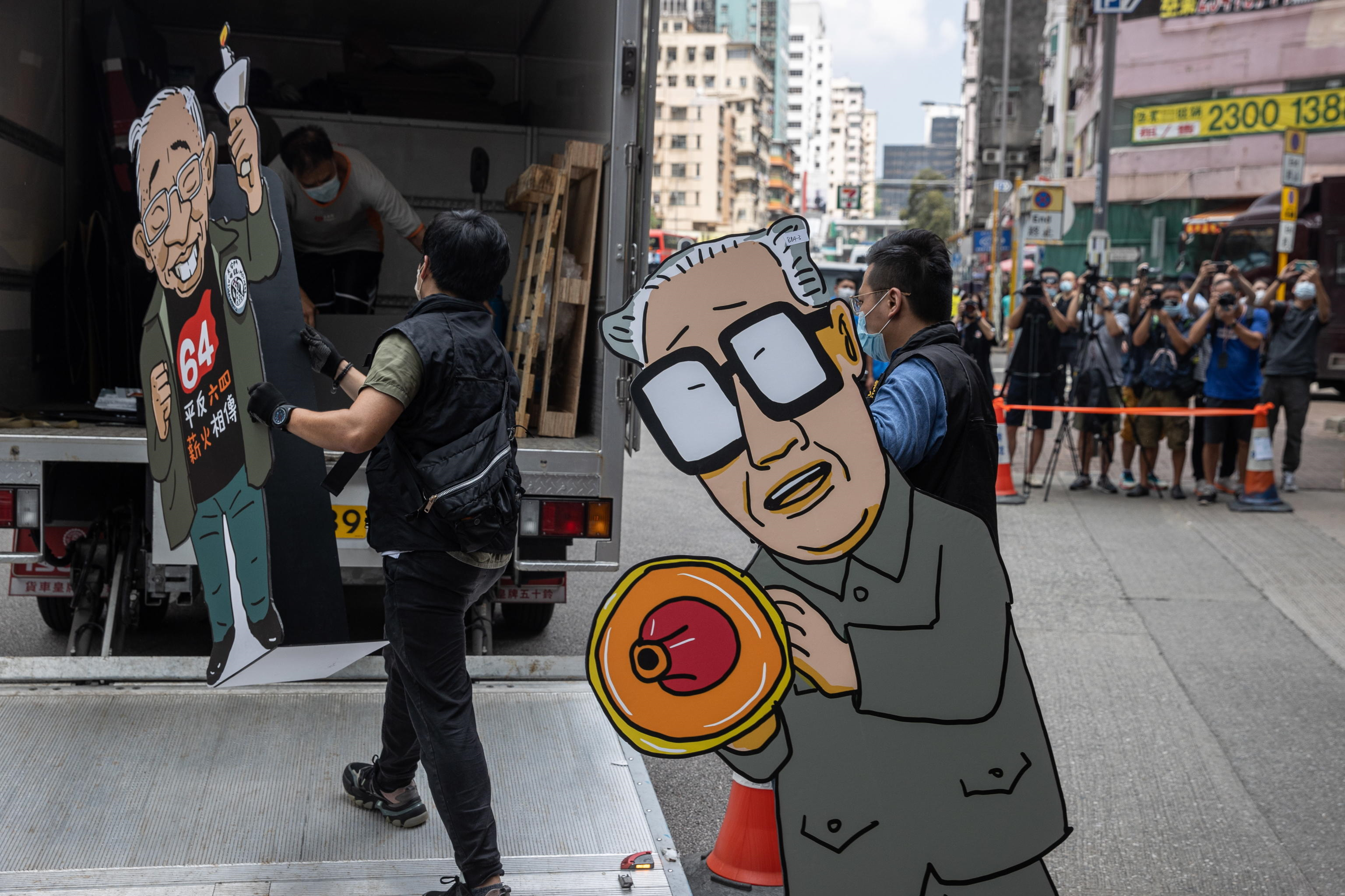 La polizia porta via dalla strutture le foto che ricordano l'evento storico