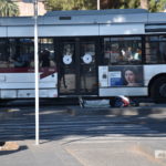 Un clochard dorme nei pressi della fermata degli autobus a piazza dei Cinquecento Un clochard dorme nei pressi della fermata degli autobus a piazza dei Cinquecento