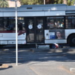 Un clochard dorme nei pressi della fermata degli autobus a piazza dei Cinquecento