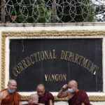 I monaci buddisti aspettano il rilascio dei detenuti fuori dalla prigione