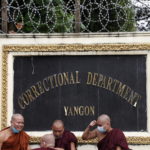 I monaci buddisti aspettano il rilascio dei detenuti fuori dalla prigione I monaci buddisti aspettano il rilascio dei detenuti fuori dalla prigione