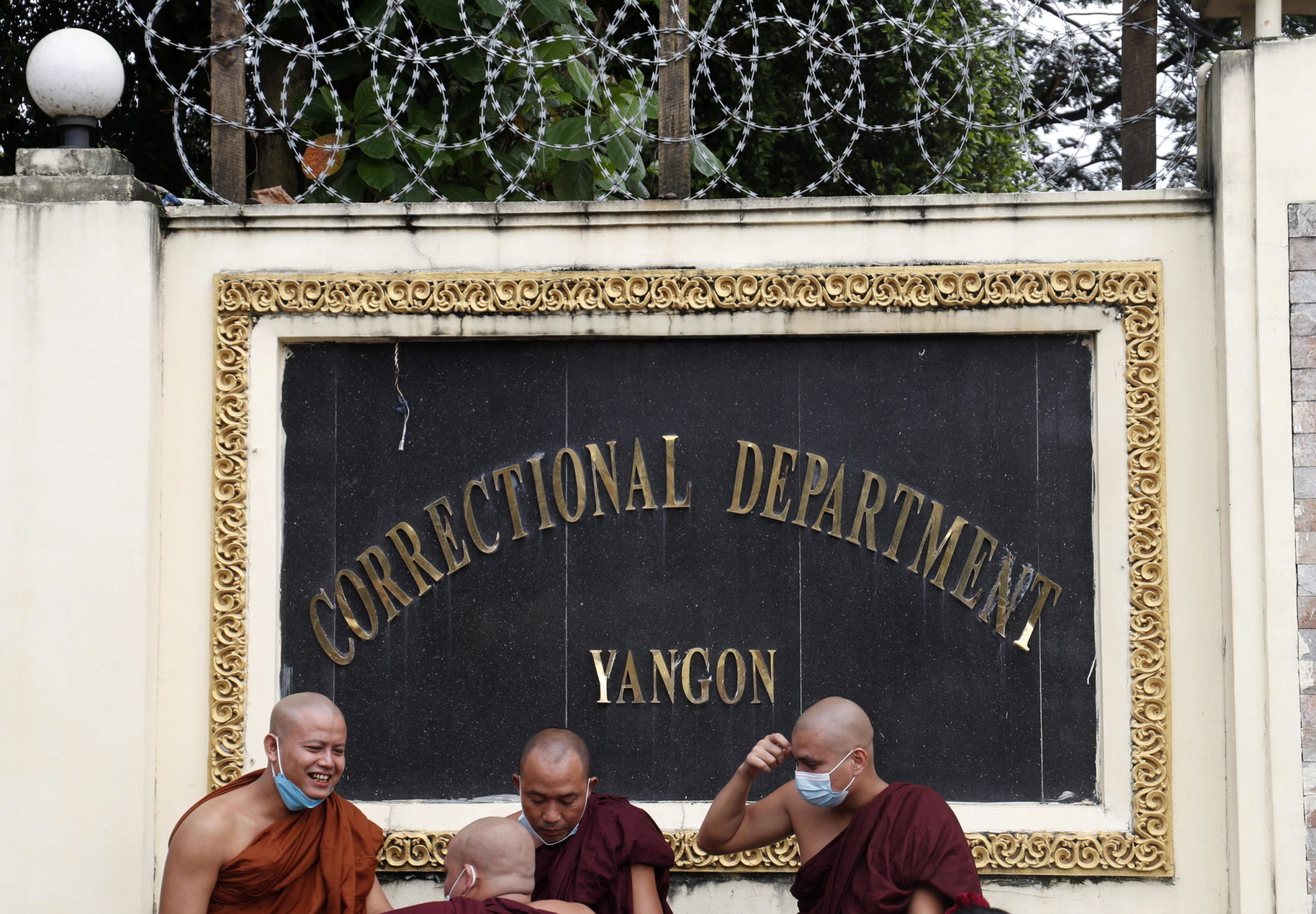 I monaci buddisti aspettano il rilascio dei detenuti fuori dalla prigione