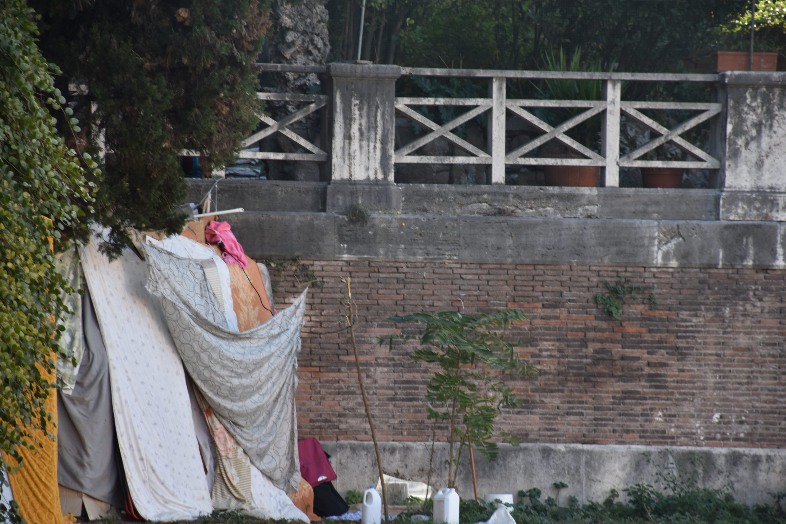 Nella zona di Castro Pretorio alcuni homeless si rifugiano in tende di fortuna
