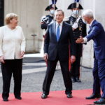 L'accoglienza di Mario Draghi a Palazzo Chigi per Angela Merkel L'accoglienza di Mario Draghi a Palazzo Chigi per Angela Merkel