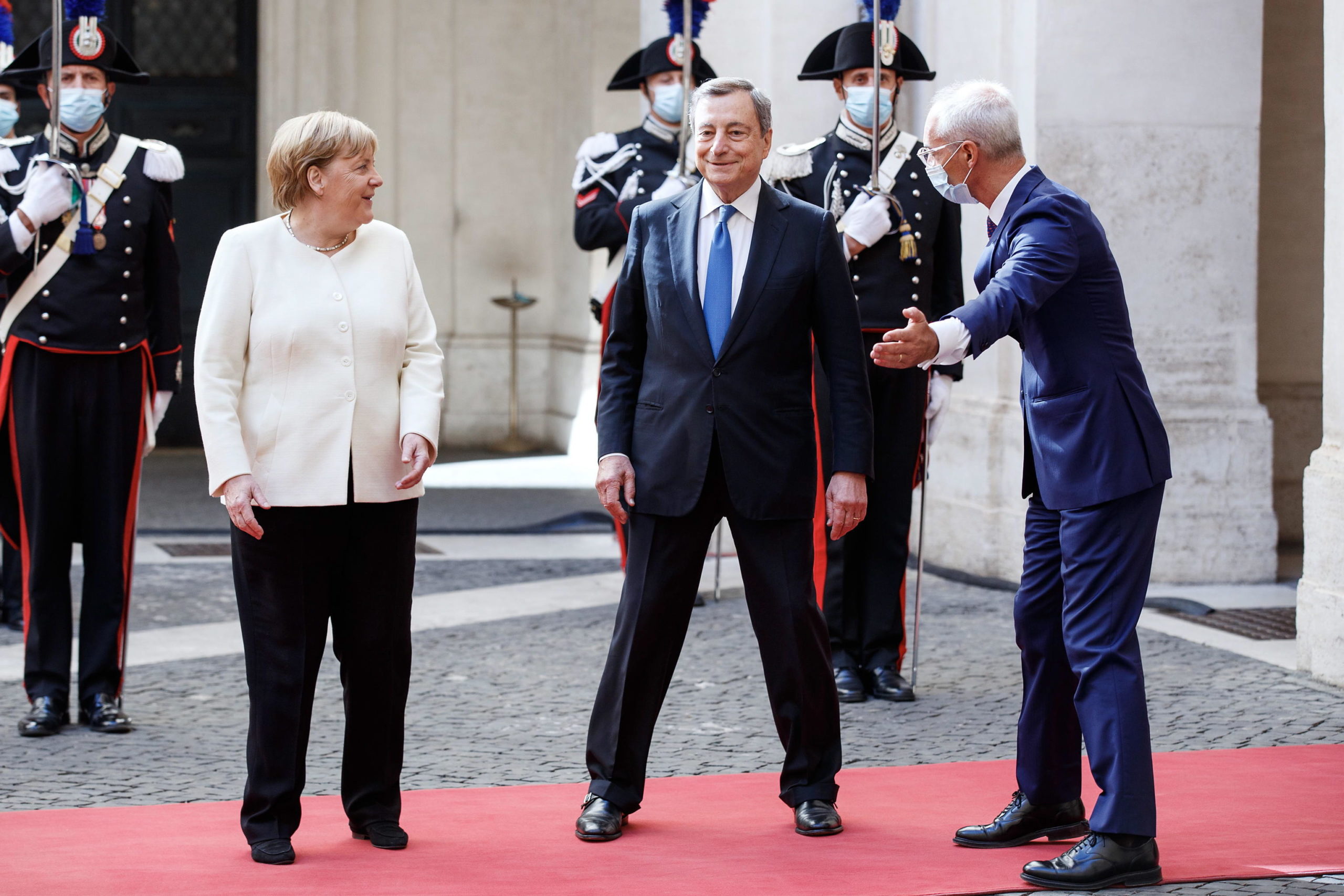 L'accoglienza di Mario Draghi a Palazzo Chigi per Angela Merkel