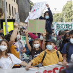 L’attivista svedese Greta Thunberg e altri giovani manifestanti.