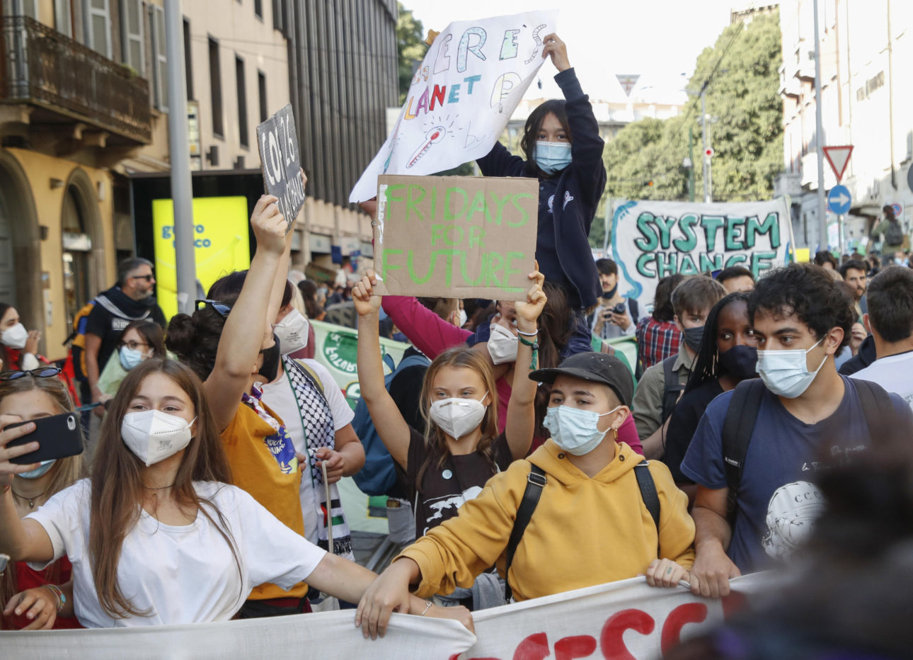 L’attivista svedese Greta Thunberg e altri giovani manifestanti.