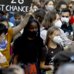 Le attiviste Vanessa Nakate e Greta Thunberg alla manifestazione di oggi a Milano.