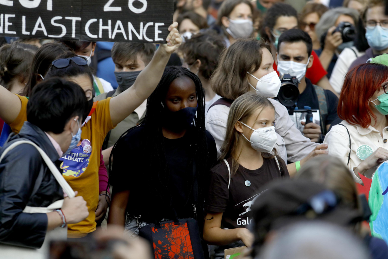 Le attiviste Vanessa Nakate e Greta Thunberg alla manifestazione di oggi a Milano.