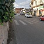 Una via di Torre Angela priva di marciapiedi Una via di Torre Angela priva di marciapiedi
