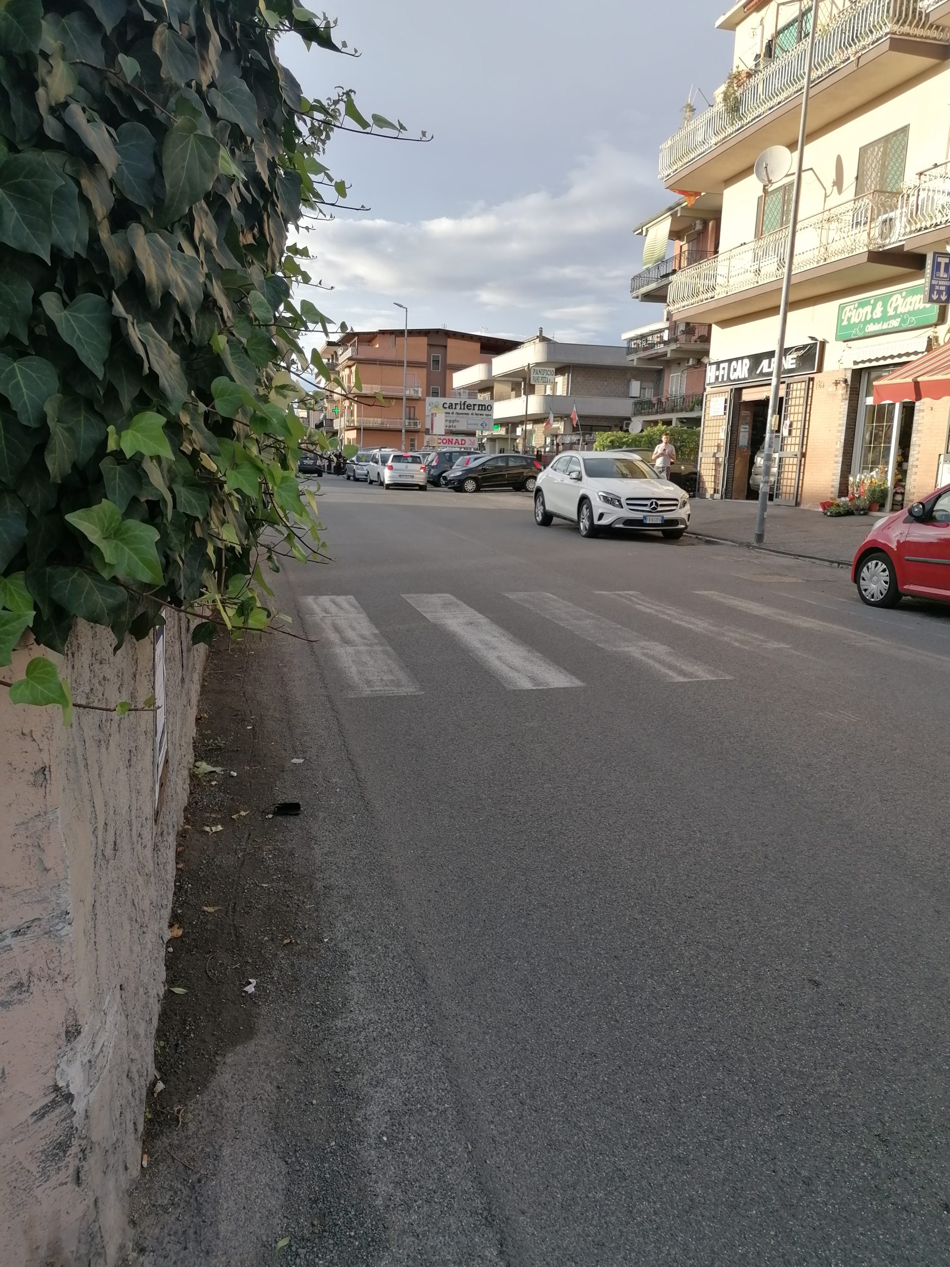 Una via di Torre Angela priva di marciapiedi Una via di Torre Angela priva di marciapiedi