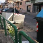 Un cassonetto ribaltato Un cassonetto ribaltato