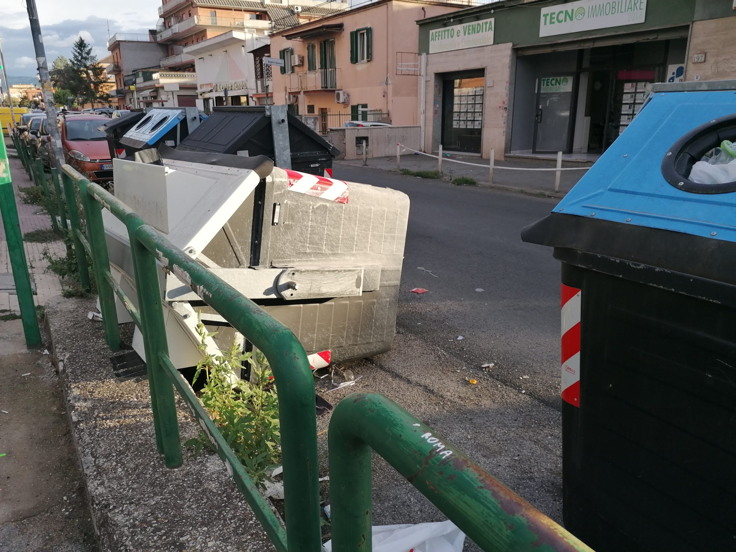 Un cassonetto ribaltato Un cassonetto ribaltato