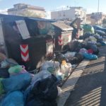 Rifiuti abbandonati in terra a causa dei cassonetti colmi Rifiuti abbandonati in terra a causa dei cassonetti colmi