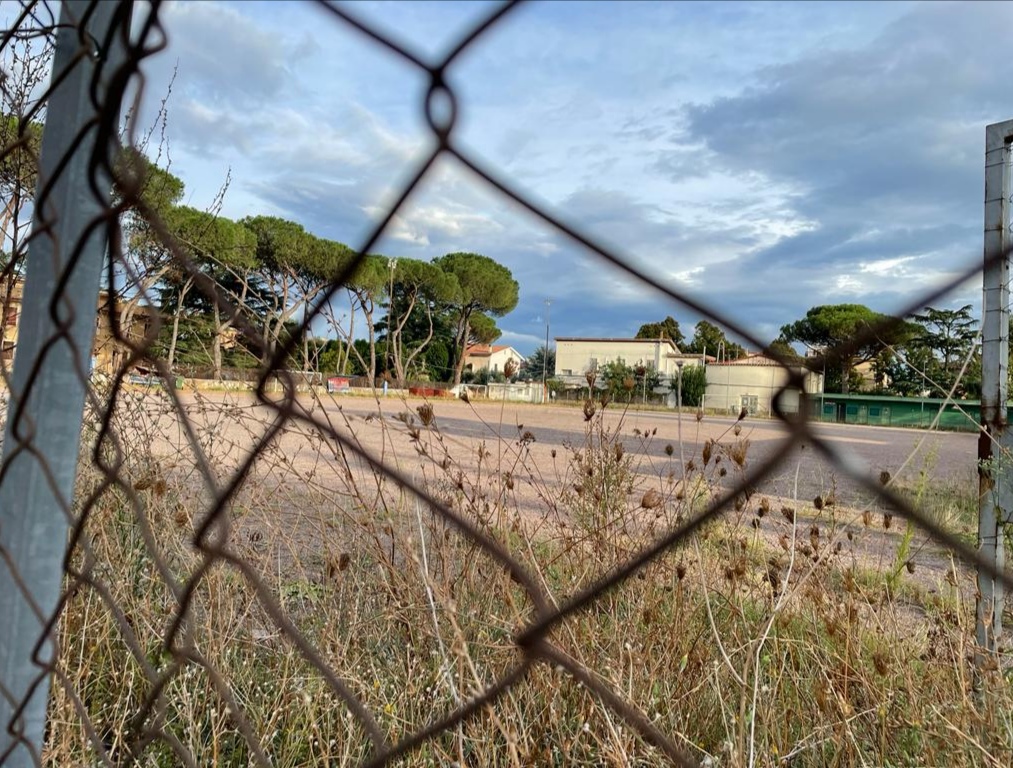 Il campo sportivo chiuso al pubblico e abbandonato Il campo sportivo chiuso al pubblico e abbandonato