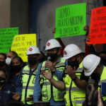 I lavoratori chiedono nei cartelloni che il governo ritiri le misure sui prezzi dei carburanti I lavoratori chiedono nei cartelloni che il governo ritiri le misure sui prezzi dei carburanti