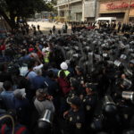 Lavoratori manifestano a Città del Messico contro l'aumento del prezzo dei carburanti deciso dall'Autorità di regolazione energetica messicana Lavoratori manifestano a Città del Messico contro l'aumento del prezzo dei carburanti deciso dall'Autorità di regolazione energetica messicana