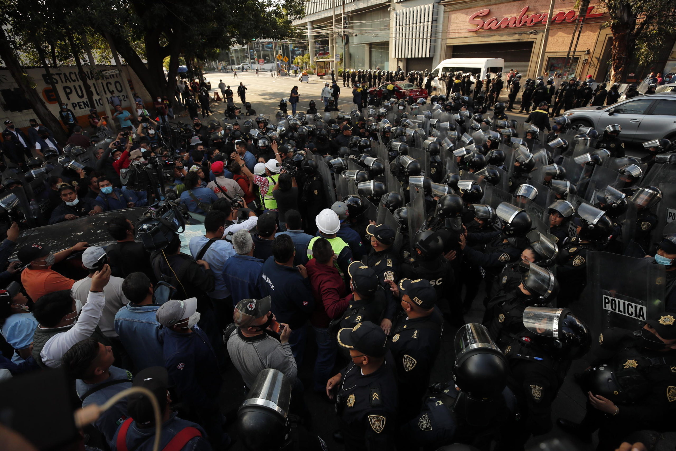 Lavoratori manifestano a Città del Messico contro l'aumento del prezzo dei carburanti deciso dall'Autorità di regolazione energetica messicana