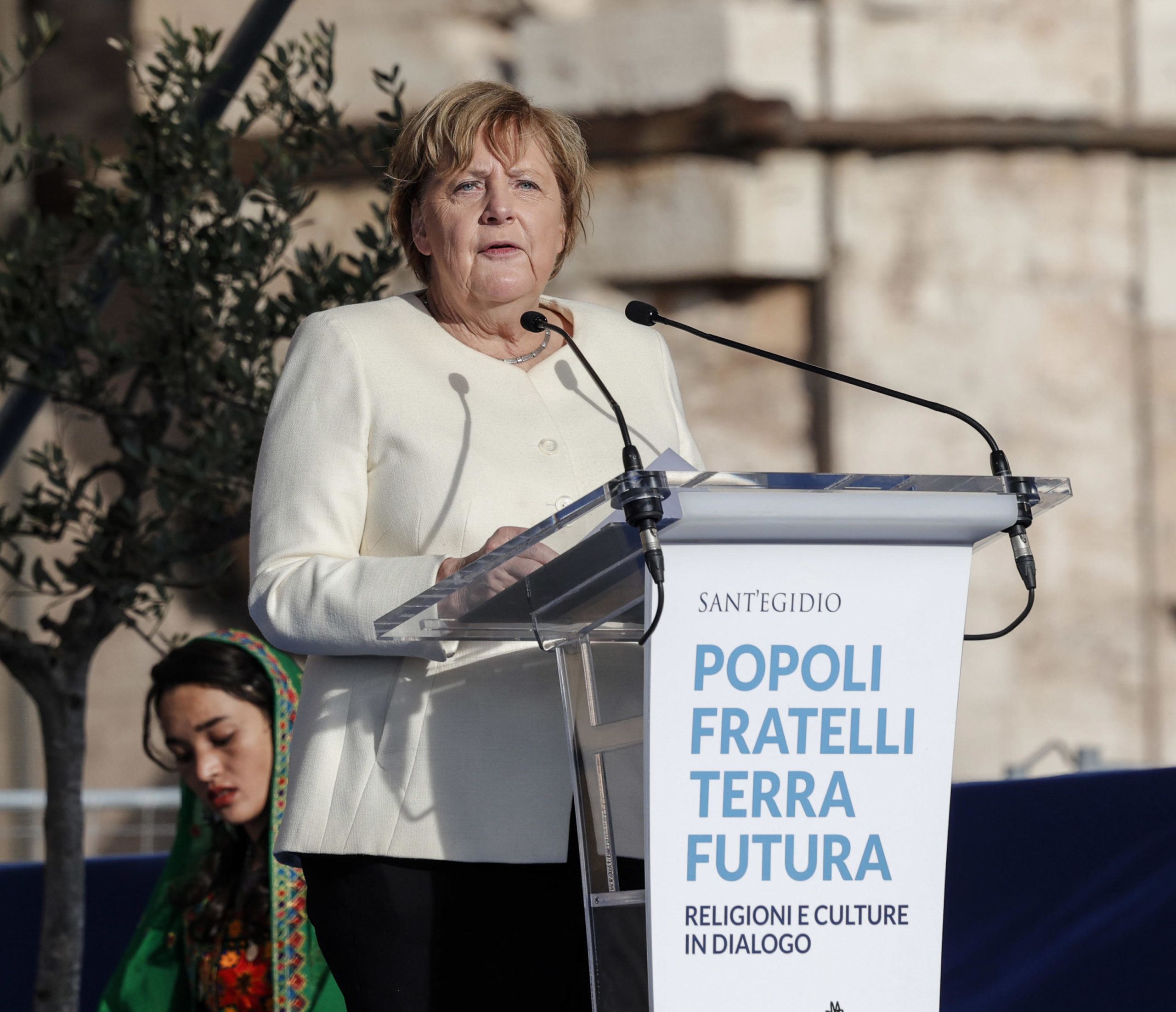 L'intervento di Merkel: "Deve sorgere la coscienza che l'umanità è una"