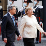 La camminata dei due leader fianco a fianco La camminata dei due leader fianco a fianco