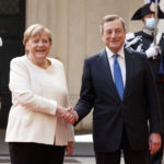 Il saluto tra il premier italiano Mario Draghi e la cancelliera uscente Angela Merkel Il saluto tra il premier italiano Mario Draghi e la cancelliera uscente Angela Merkel