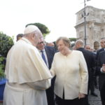Il saluto cordiale tra Papa Francesco e la leader tedesca Il saluto cordiale tra Papa Francesco e la leader tedesca