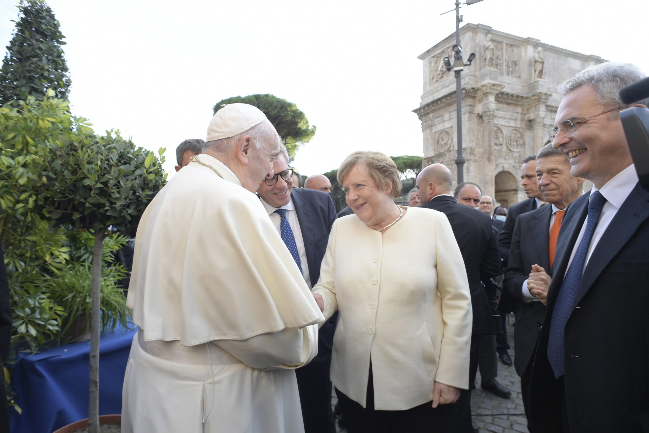 Il saluto cordiale tra Papa Francesco e la leader tedesca