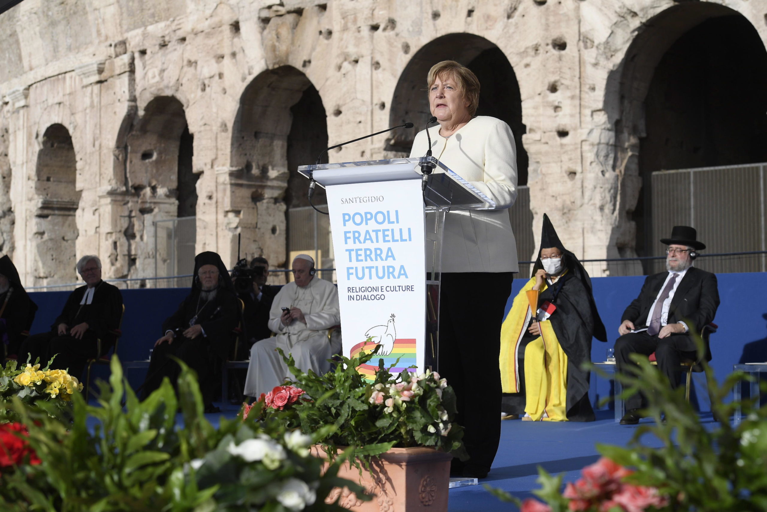 Merkel ha preso parola all'incontro internazionale "Popoli fratelli, terra futura - Religioni e culture in dialogo"