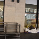 Senza fissa dimora riposa tra coperte di fortuna nei pressi della stazione Termini Senza fissa dimora riposa tra coperte di fortuna nei pressi della stazione Termini