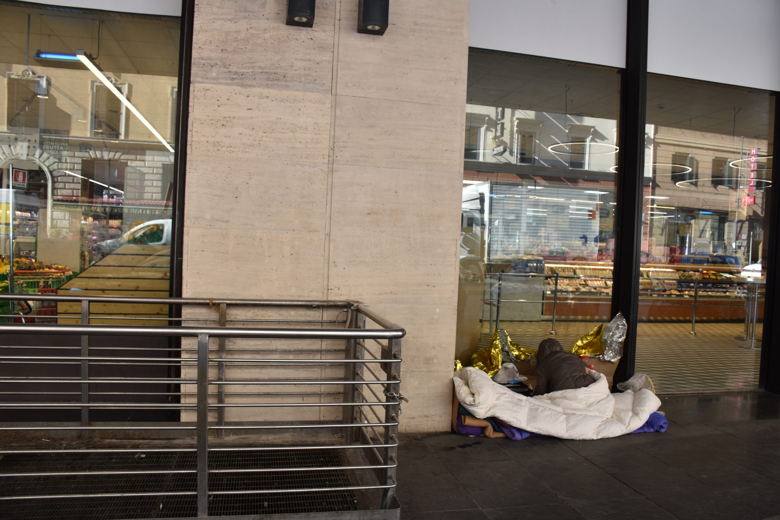 Senza fissa dimora riposa tra coperte di fortuna nei pressi della stazione Termini Senza fissa dimora riposa tra coperte di fortuna nei pressi della stazione Termini