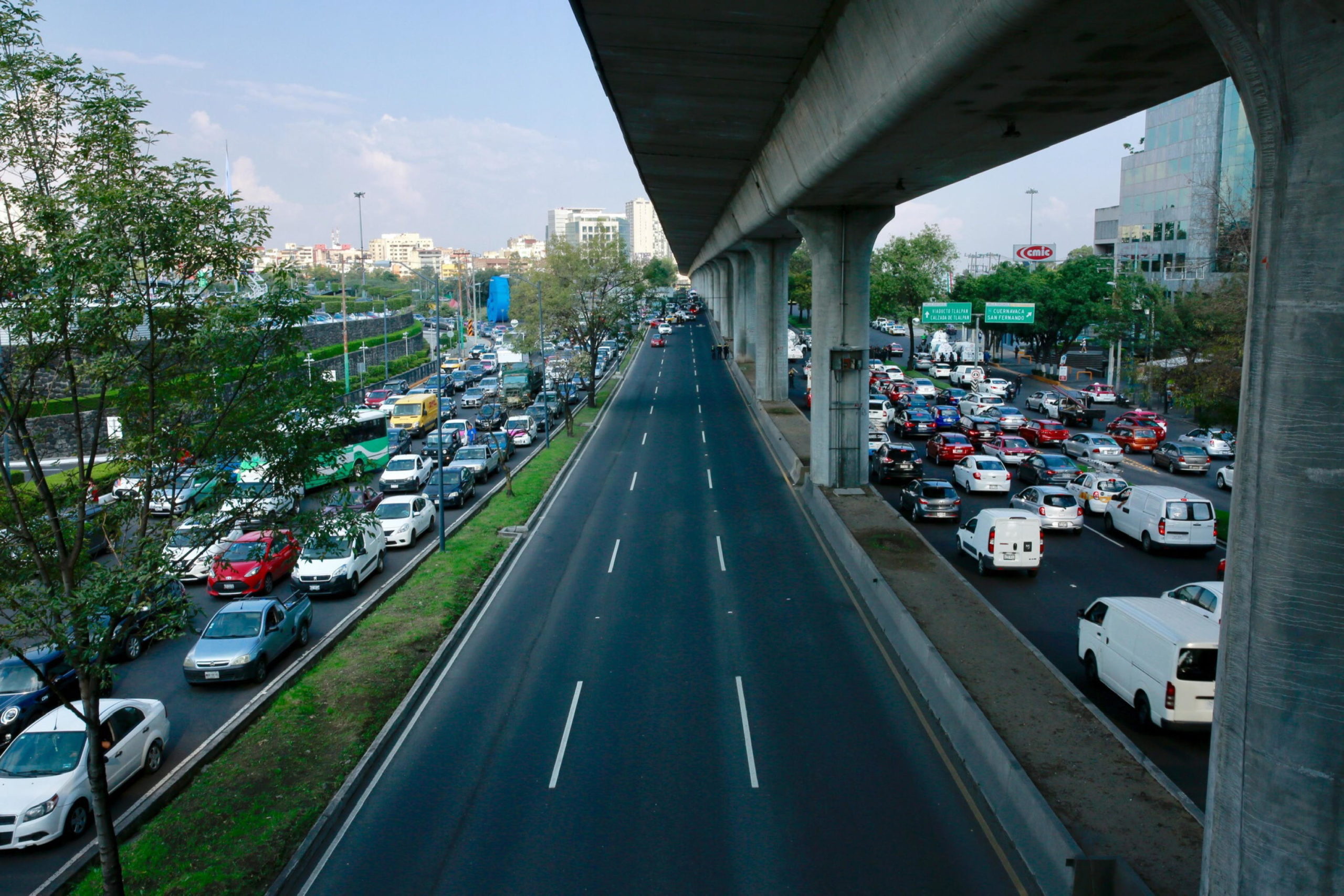 Il traffico causato dai blocchi congestiona le strade della Capitale messicana